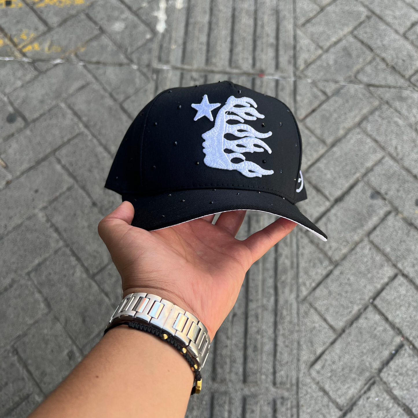 GORRA NEGRA HELLSTAR WHITE PIEDRERIA