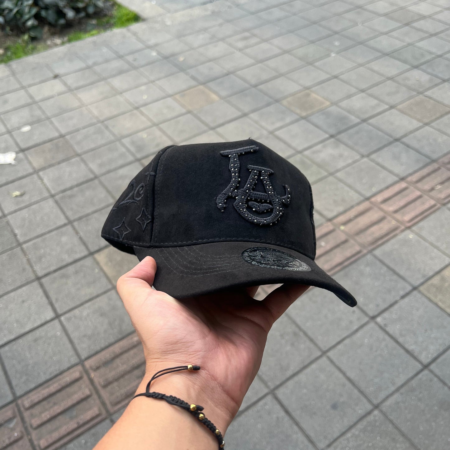 GORRA LV BLACK PIEDRERIA