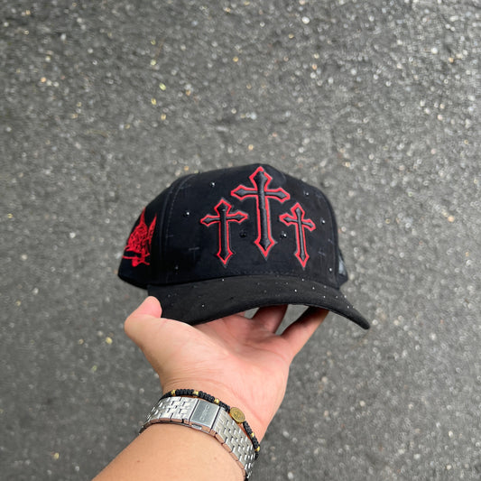 GORRA TRES CRUCES ROJAS