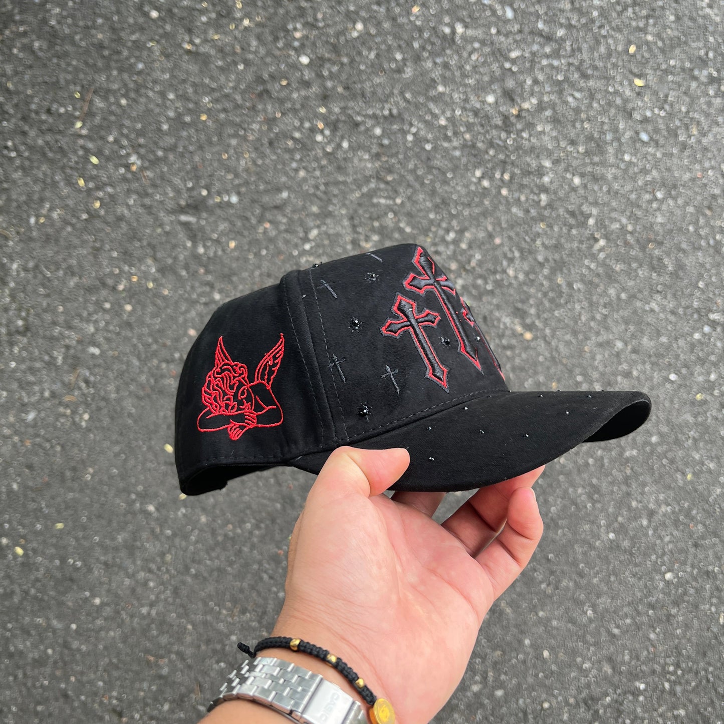 GORRA TRES CRUCES ROJAS