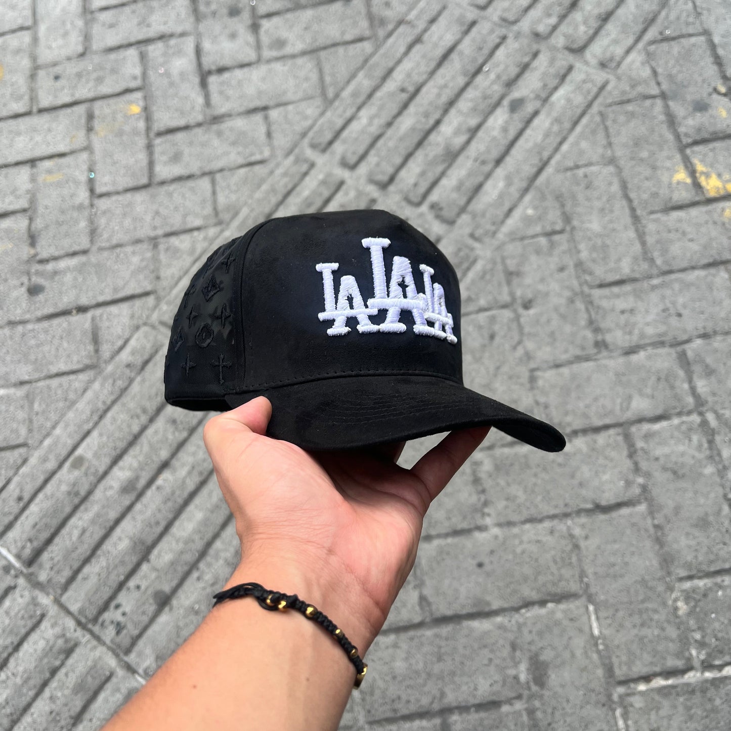 GORRA LALALA BLACK CON BLANCO