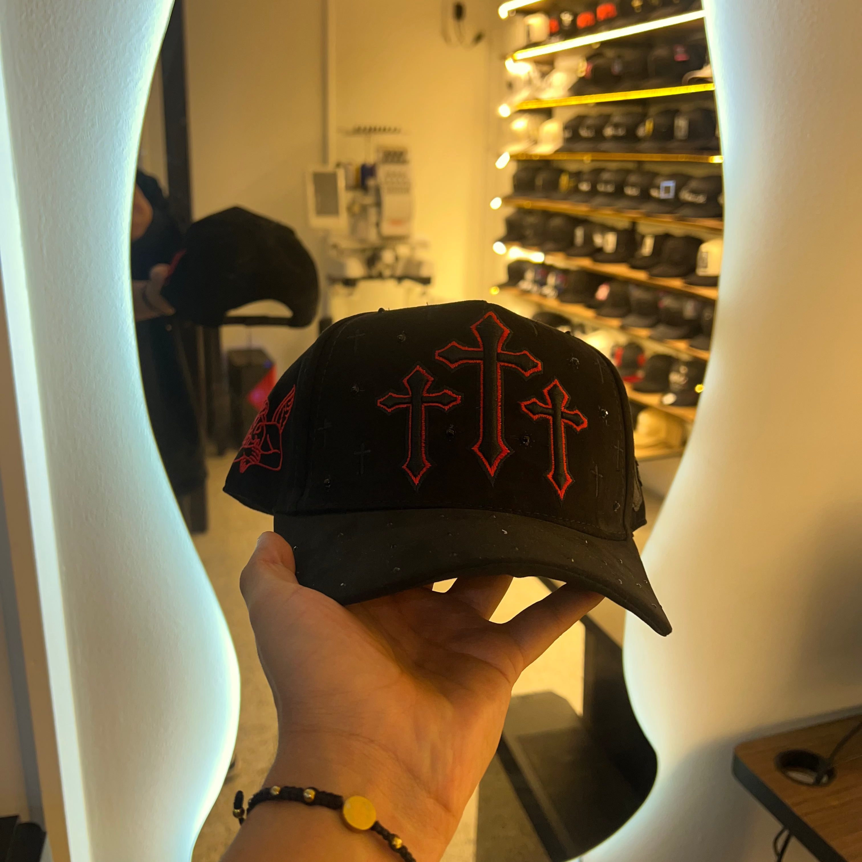 GORRA TRES CRUCES ROJAS