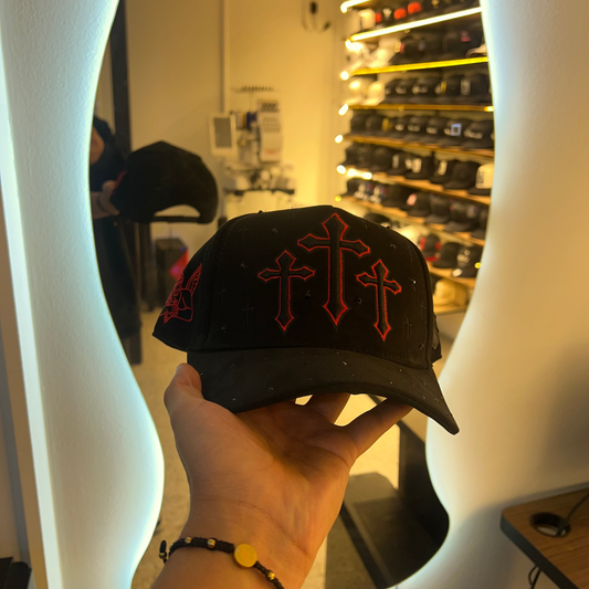 GORRA TRES CRUCES ROJAS