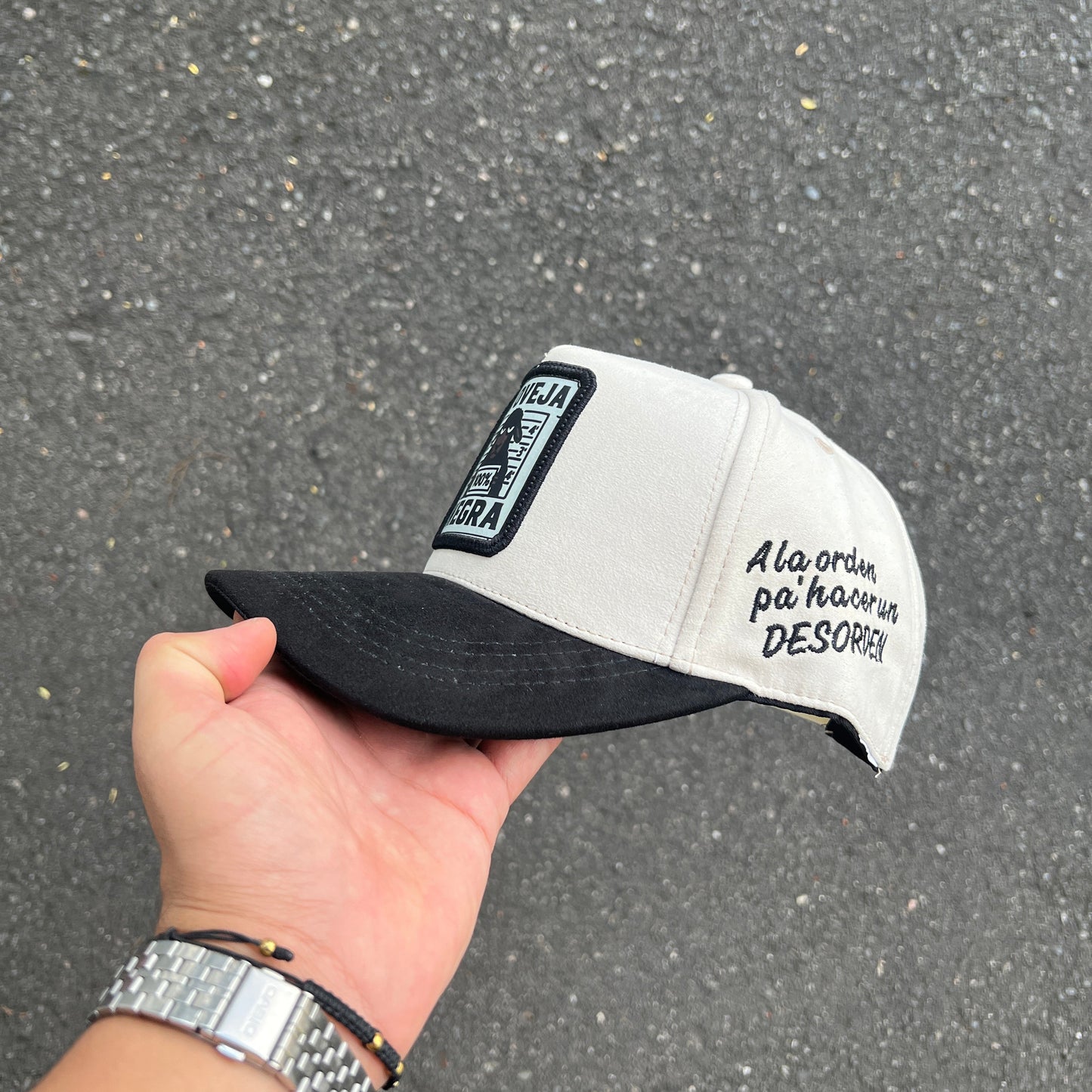 GORRA OVEJA NEGRA COLOR BLANCO